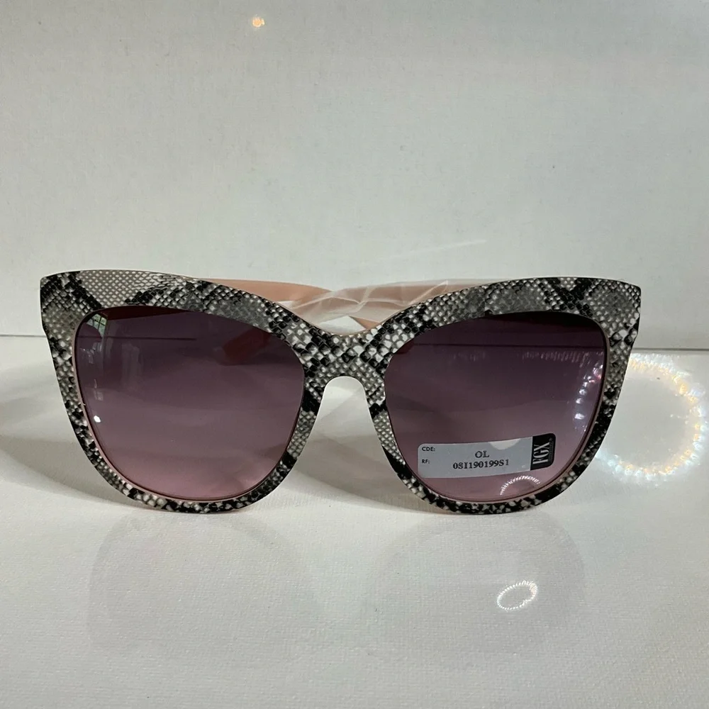 Elegant Snake Print Sunglasses with Pink Accents